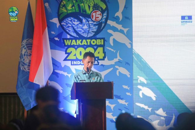 
					Ketgam : Bupati Wakatobi saat memberikan sambutan pada pembukaan seaBRnet ke 15, Foto : Maruf Ode