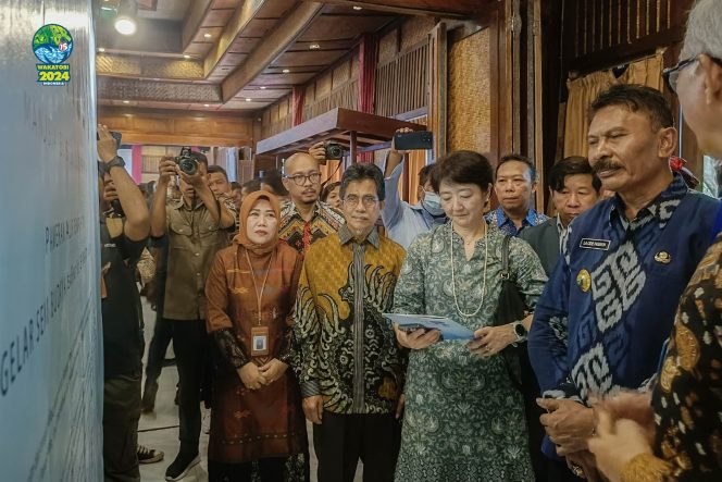 
					Peserta seaBRnet saat mengunjungi pameran Polaosi di ballroom Patuno Resort, Foto : Ganiru