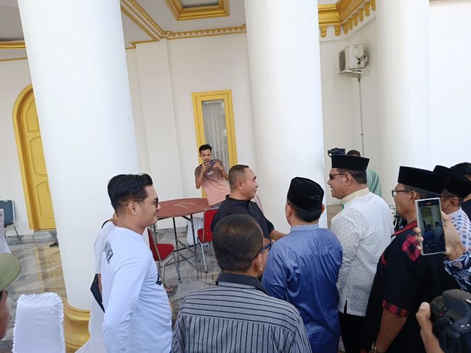 
					Bakal Calon Bupati Buteng La Andi Showan ke Kediaman Umar Samiun