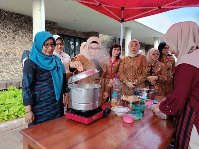 
					Eliati Haliana Gandeng UMKM Mitra Dekranasda Wakatobi Sambut DWP KKP RI