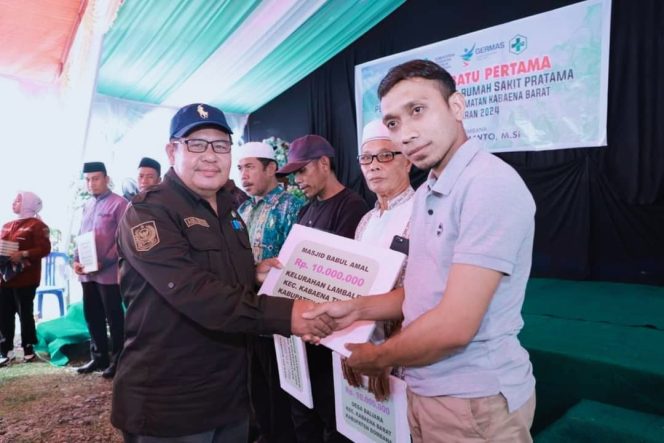 
					Pj Bupati Bombana Berikan Bantuan ke Sejumlah Masjid di Kabaena